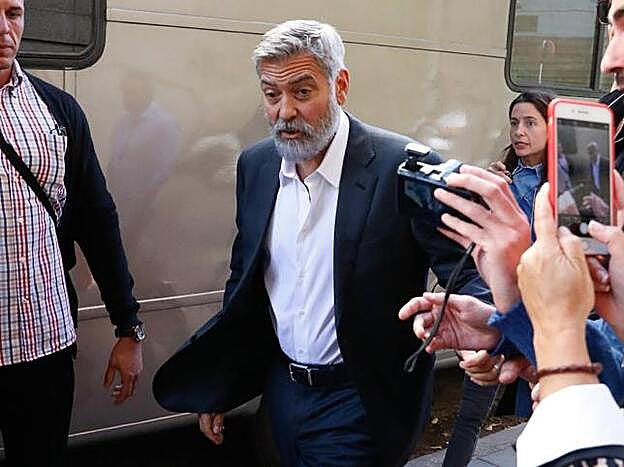George Clooney desata la locura en el centro de Madrid con su presencia para rodar un anuncio de Nespresso.