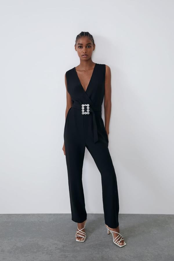 Mono negro con cinturón por 25,95 euros.