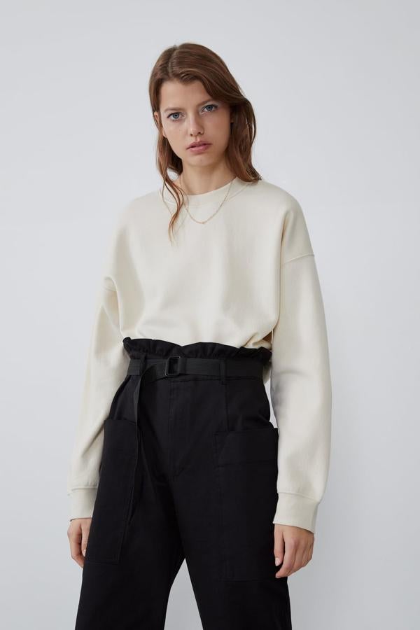 Sudadera cropped en crudo por 9,99 euros.