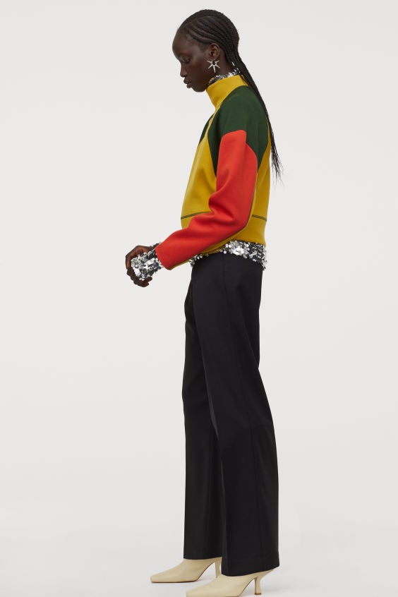 ¿Buscas algo más original y rompedor? Ficha la sudadera de neopreno con bloques de color de la nueva colección de H&M Studio. (49,99 euros).