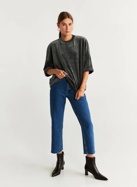 Calentita y cómoda ¡como una manta! Sudadera de terciopelo y manga corta de Mango. (15,99 euros)