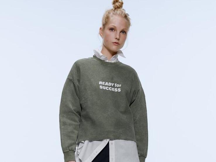 Fotos: 15 sudaderas baratas de la nueva colección de Zara, Mango y H&M que podrás combinar con vaqueros o faldas