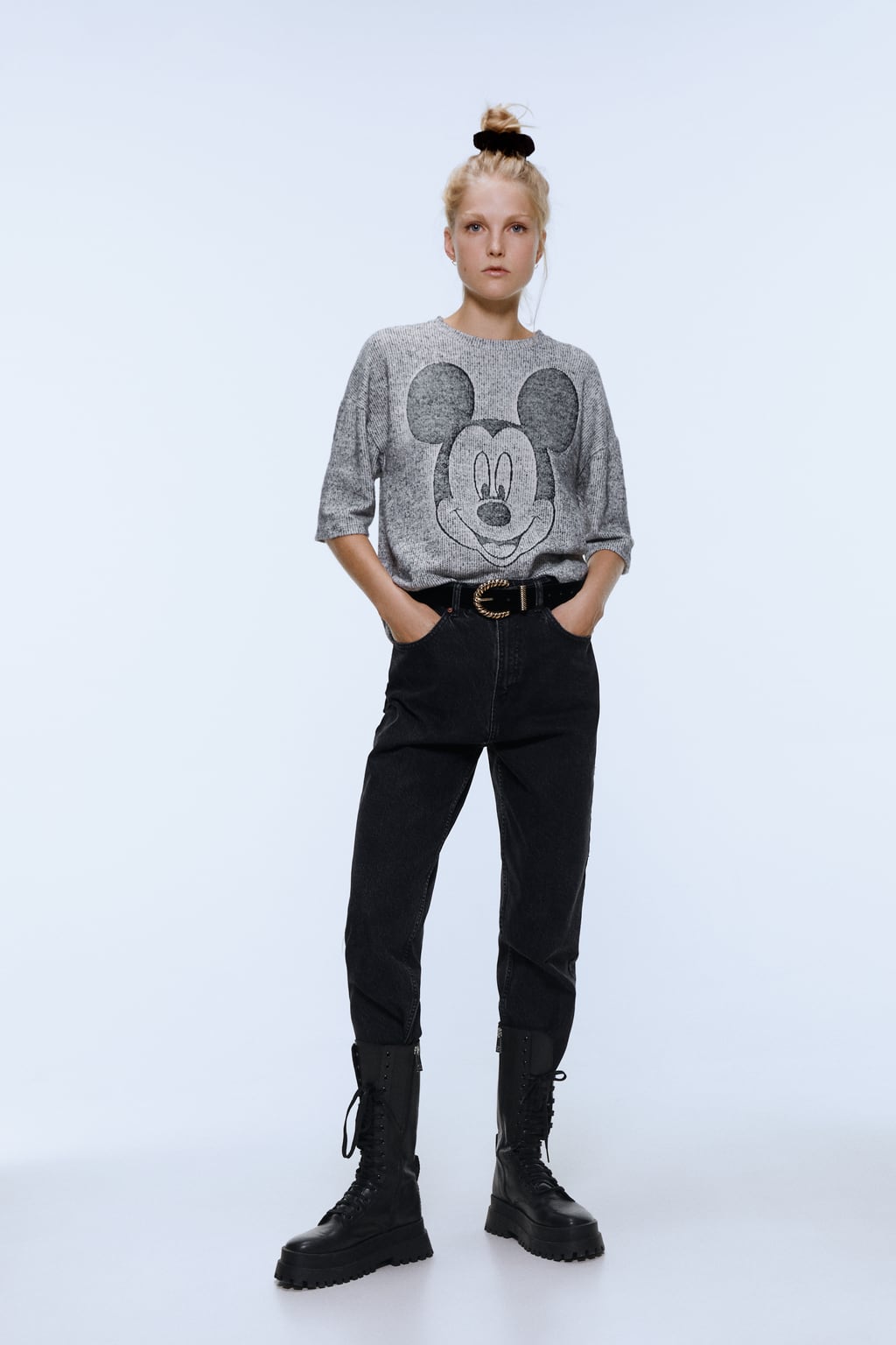 Sudadera Mickey sobre fondo gris de la nueva colección de Zara. (17,95 euros).