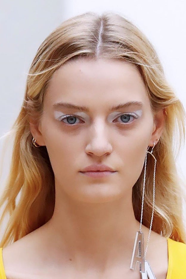 Un look sencillo pero efectivo del desfile de Arthur Arbesser.