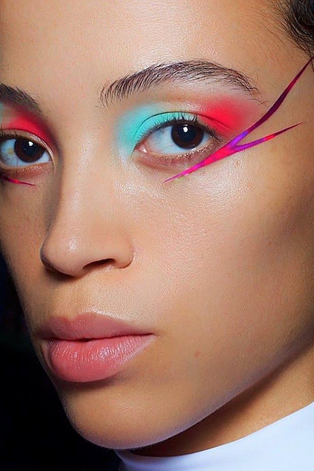 Pegatinas con forma de relámpago sorprendieron en el desfile de Iceberg.