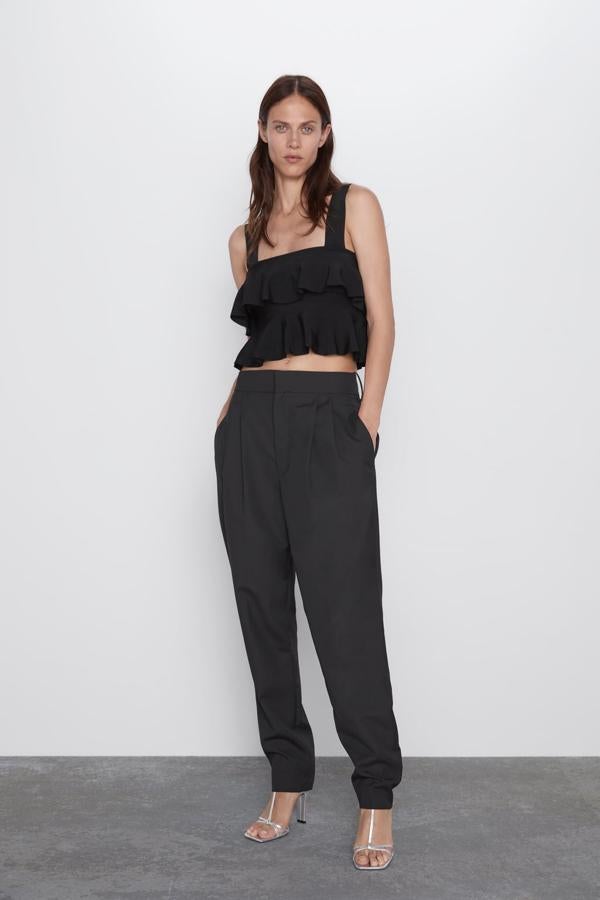 Top de tirantes negro con volantes por 15,95 euros.  Marta Soriano lo tiene en blanco .