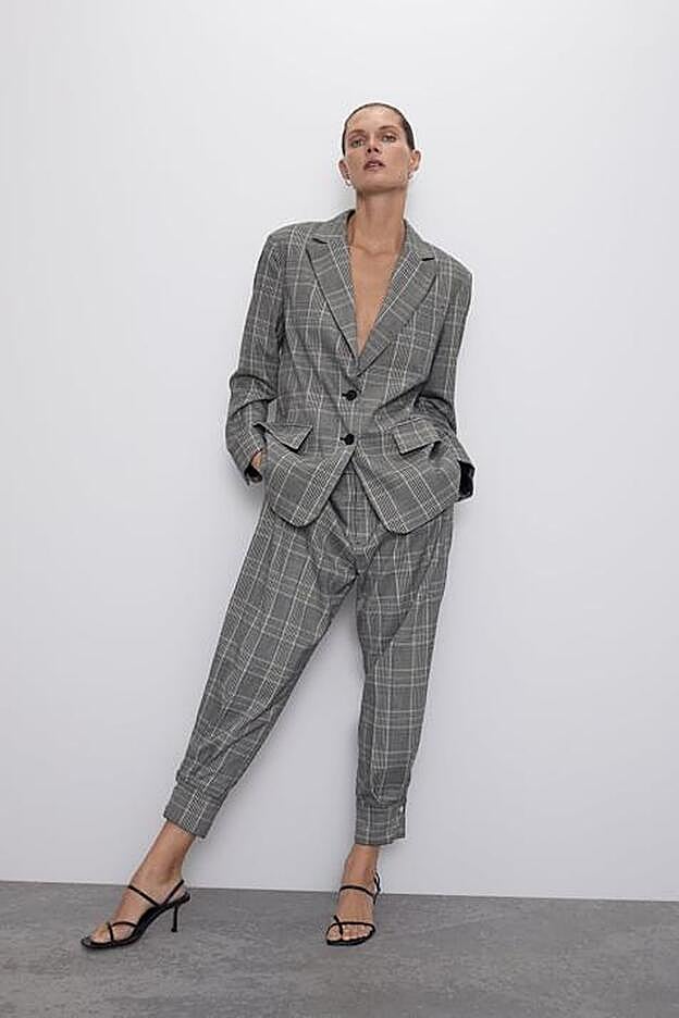 Puedes copiar el traje de Úrsula Coberó con este modelo oversize de Zara.
