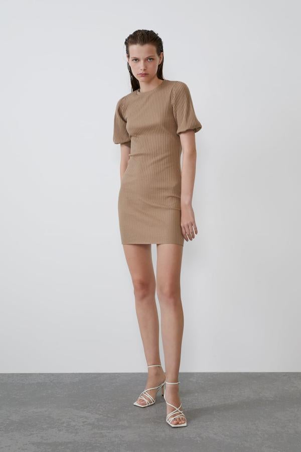 Vestido beige con manga abullonadas por 15,95 euros.