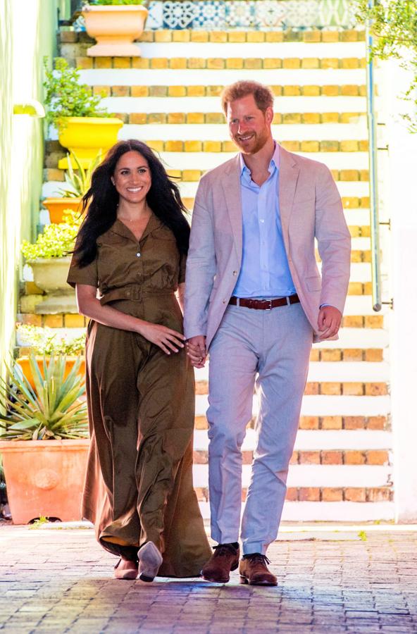 Durante su segundo día en Ciudad del Cabo, Meghan Markle se decantó por un favorecedor maxi vestido camisero de Staud, un diseño en verde oliva 'eco-friendly', ya que está elaborado en nylon 100% reciclado. Lo combinó con unas bailarinas planas color nude de Sam Edelman y, cuando visitó la Gran Mezquita de la ciudad, no dudó en ponerse un pañuelo color crema en la cabeza en señal de respeto.
