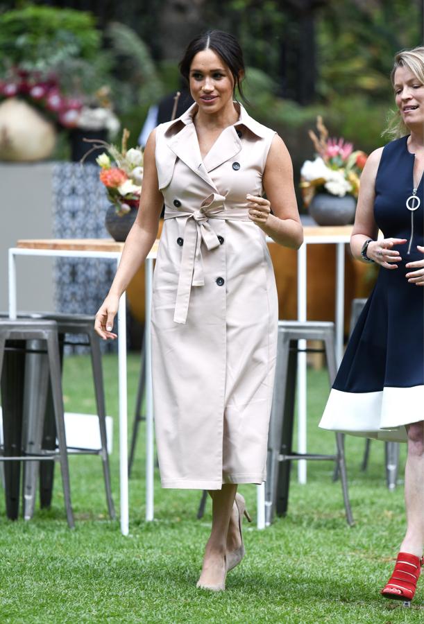 Si hay algo que hemos sacado en claro en este viaje de Meghan Markle es que ella, como nuestra Reina Letizia, también recicla armario, y que el vestido camisero es su prenda fetiche. En este caso, ha recuperado un diseño estilo blazer en color beige de House of Nonie.