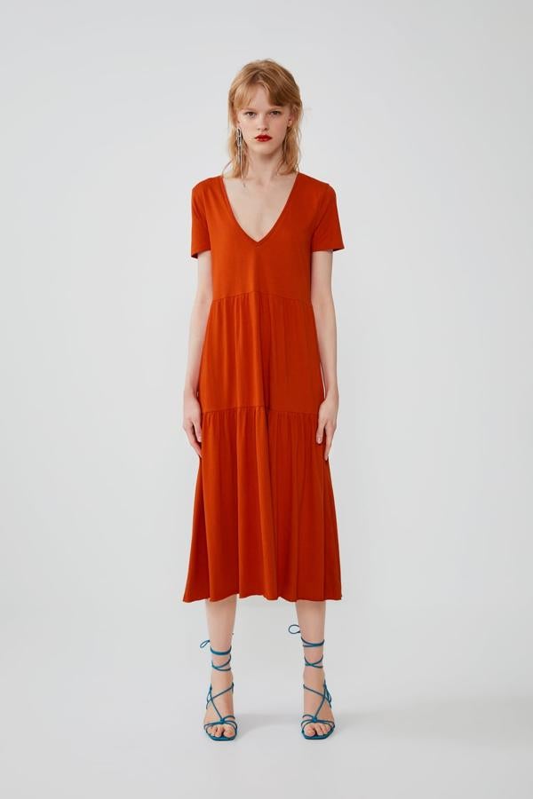 Vestido de volantes naranja en color teja por 15,95 euros.