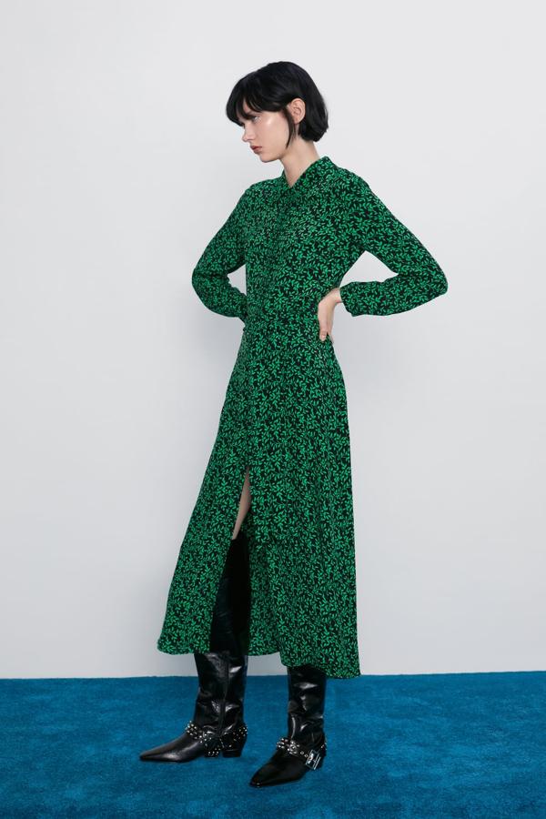 Vestido camisero con la falda larga en línea evasé. Lleva un cinturón del mismo tejido y cierra en el frontal con botones (Zara, 39,95 euros).