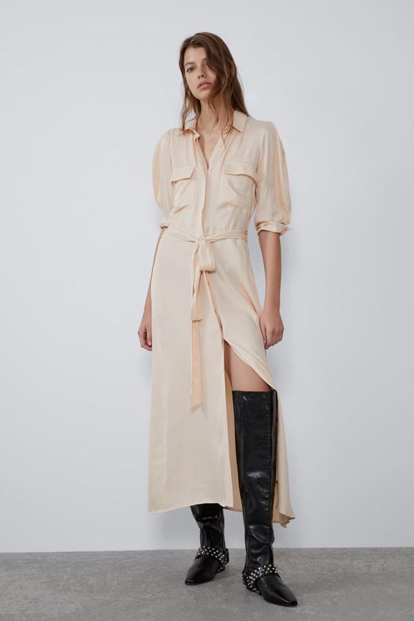 Vestido fluido de cuello solapa con manga por debajo del codo abullonada. Lleva bolsillos laterales y de plastrón en frontal, detalle de elástico en cintura y cinturón lazada en mismo tejido. Cierra en el delantero con botones ocultos por solapa (Zara, 39,95 euros).