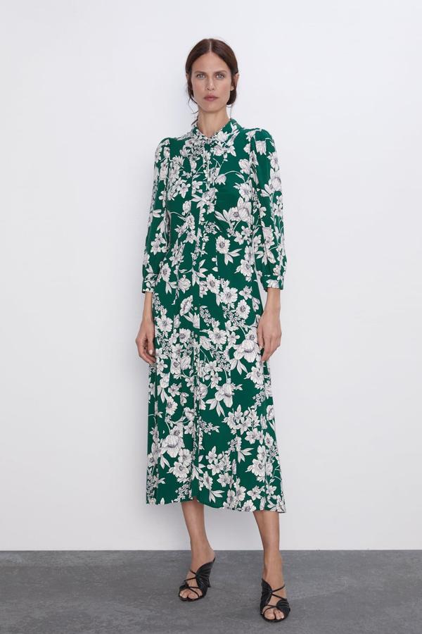 Vestido camisero con un estampado impactante de flores blancas y grises sorbre fonde verde. Lleva cuello de solapa, manga larga, línea evasé y cierra en el frontal con botones (Zara, 39,95 euros).