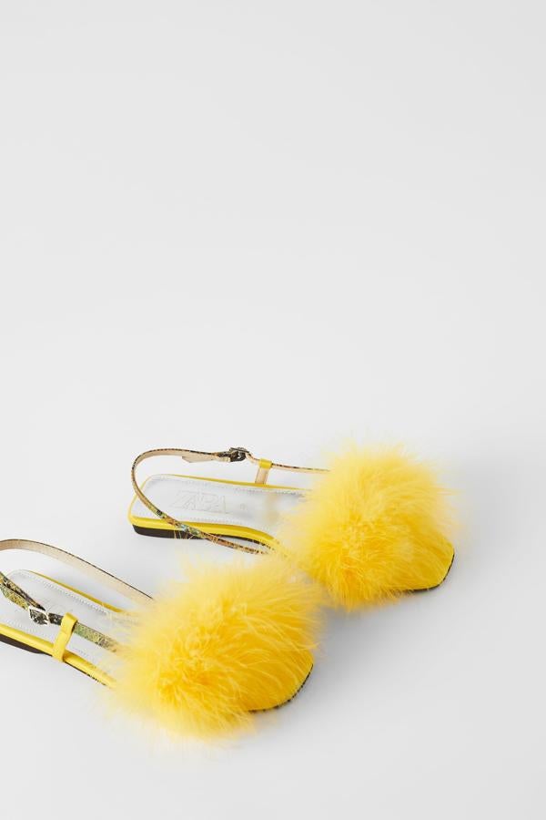 Para las que busquen unas sandalias planas cómodas y originales para sus looks de fiesta, nos quedamos con estas de la Blue Collection de Zara (49.95 euros).