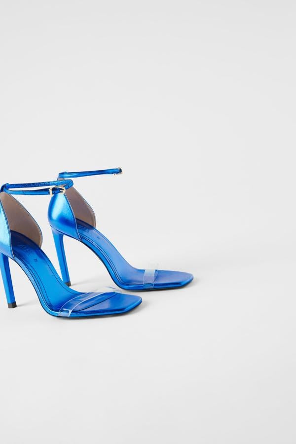 Estas sandalias en azul metalizado con tira transparente de la Blue Collection de Zara (59.95 euros) te harán las piernas más largas y estilizadas.