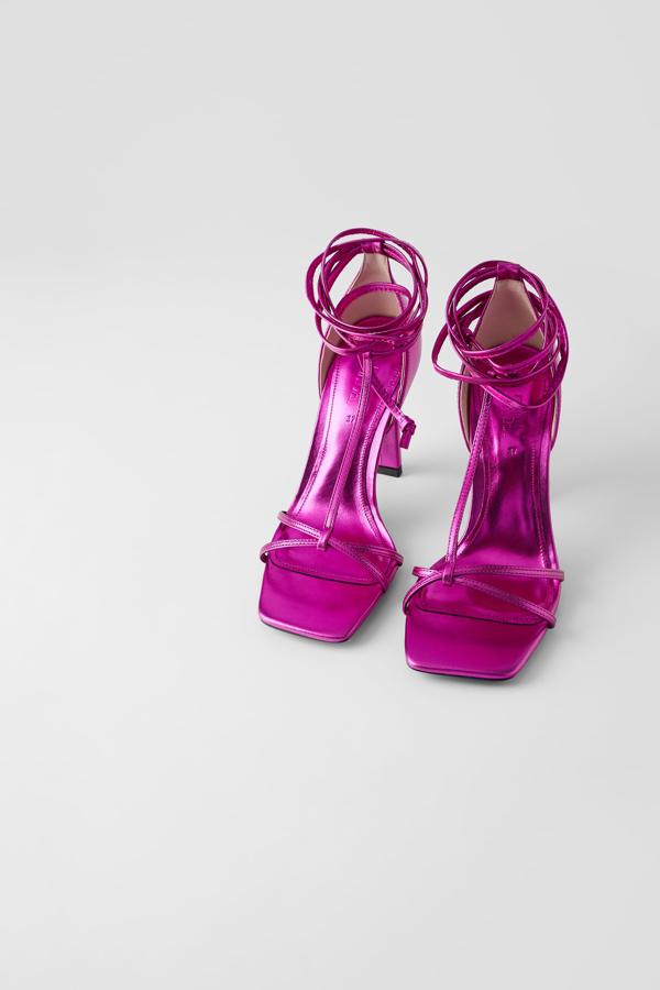 Las sandalias de punta cuadrada que Bottega Veneta convirtió en la obsesión sartorial de las influencers llegan en versión 'low cost' con este modelo fucsia de la Blue Collection de Zara (69.95 euros).