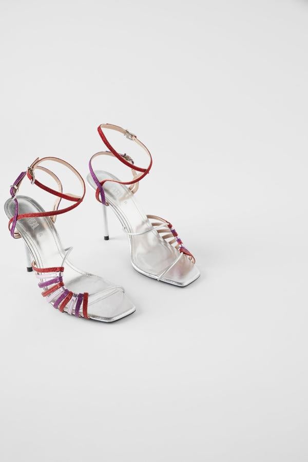 ¿Pueden ser más originales estas sandalias metalizadas con tiras de colores de la Blue Collection de Zara? Cuestan 69.95 euros.