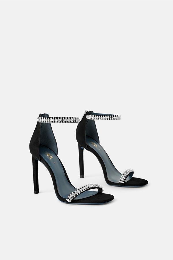 Estamos completamente enamoradas de la elegancia y la sofisticación de estas sandalias joya de la Blue Collection de Zara (89.95 euros).