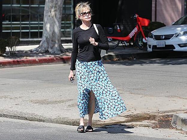 Melanie ha salido de compras por Los Angeles con una falda midi con estampado de flores de los Special Prices de Zara.