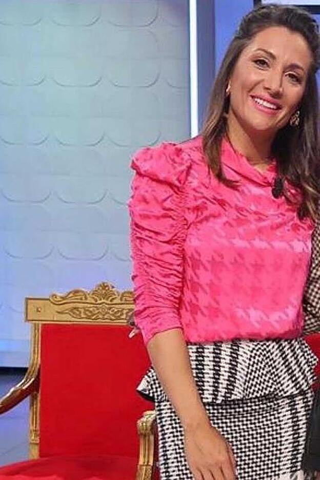 Nagore propuso un look para ir a la oficina con falda y blusa de Zara.