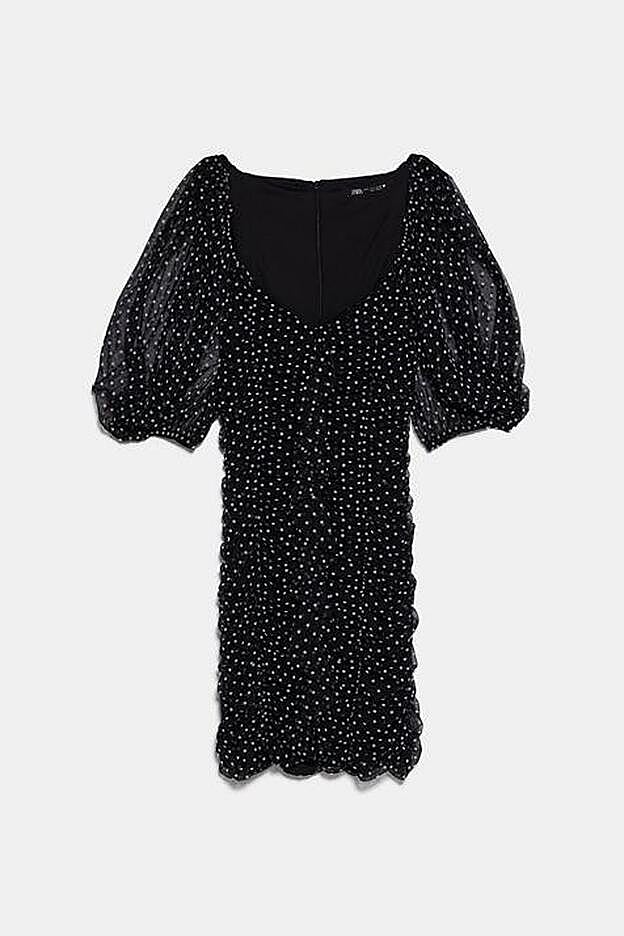 Vestido de tubo con lunares escote pico y manga corta, 29,95 EUR.