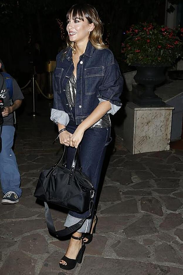 Aitana completó el estilismo que llevó a los premios Hombre Único con un bolso negro de Bimba y Lola.