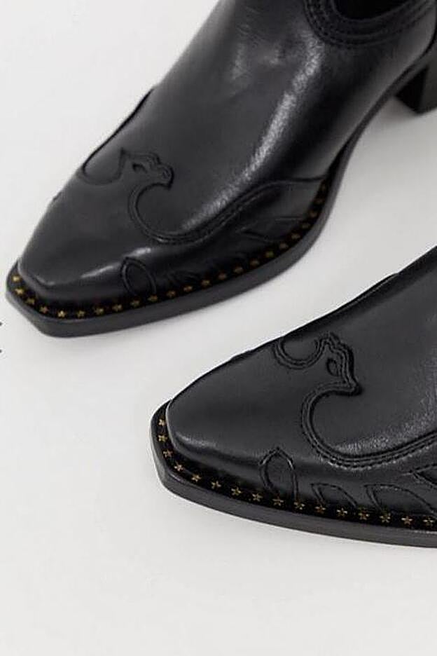 Estos botines cowboy de Asos tienen la punta algo cuadrada como los de Sara Carbonero.