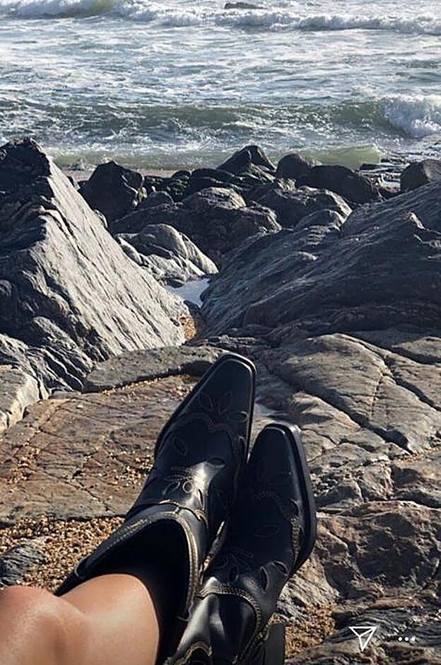 Estos son los botines cowboy negros que usa Sara carbonero.