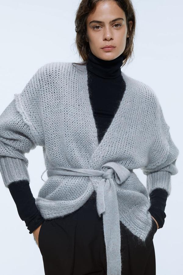 De lana y mohair, en un tono azul hielo que nos encanta y con lazada, este modelo es de Zara (39,95 euros).