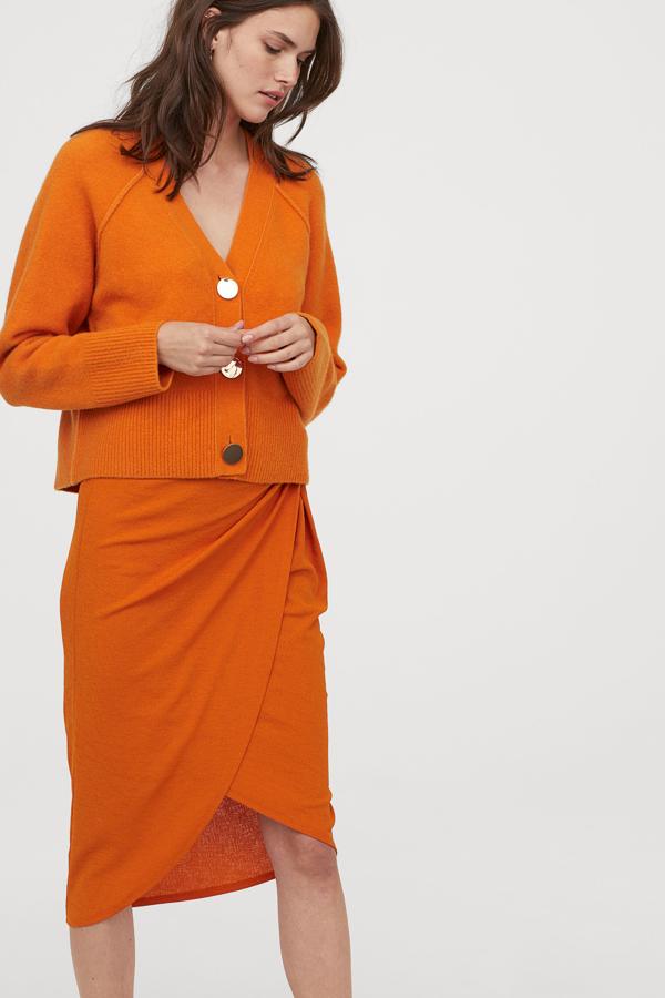 Chaqueta de punto estructurada, con costuras a la vista y botones dorados, de H&M (49,99 euros).