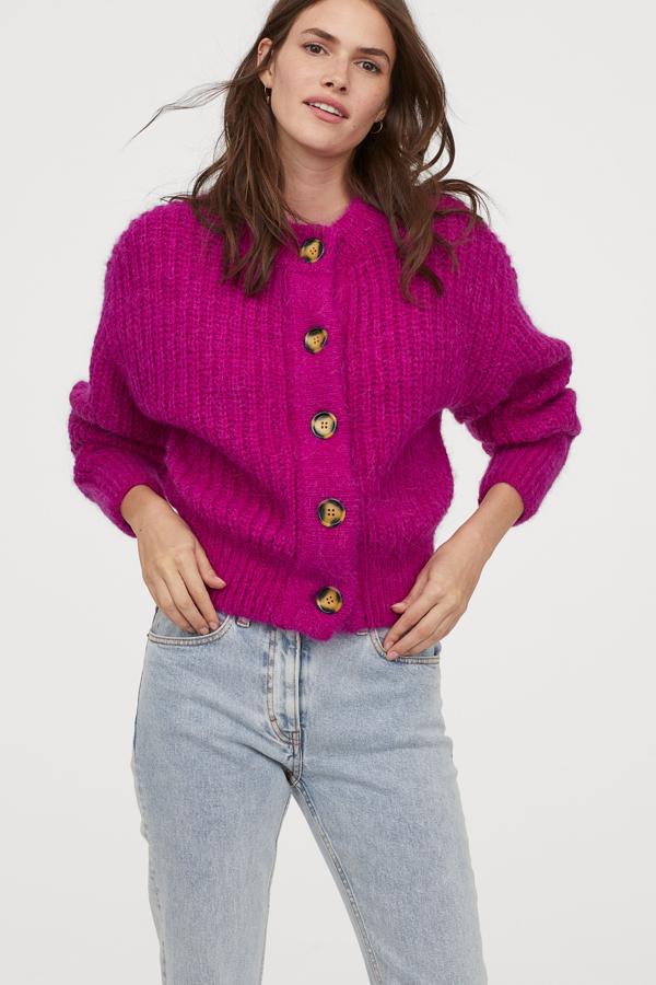 Esta es, sin duda, nuestra favorita. Una chaqueta corta, de lana gorda y botones de carey, con un color con el que no pasarás desapercibida. Es de H&M (59,99 euros).