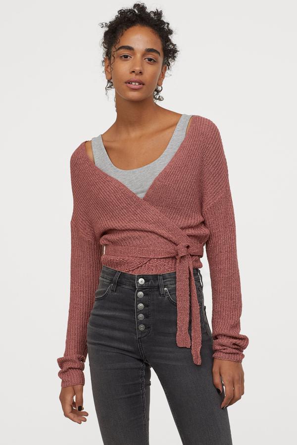 Este modelo de H&m es uno de los más originales, de canalé, cruzada y con una terminación en lazo (19,99 euros).