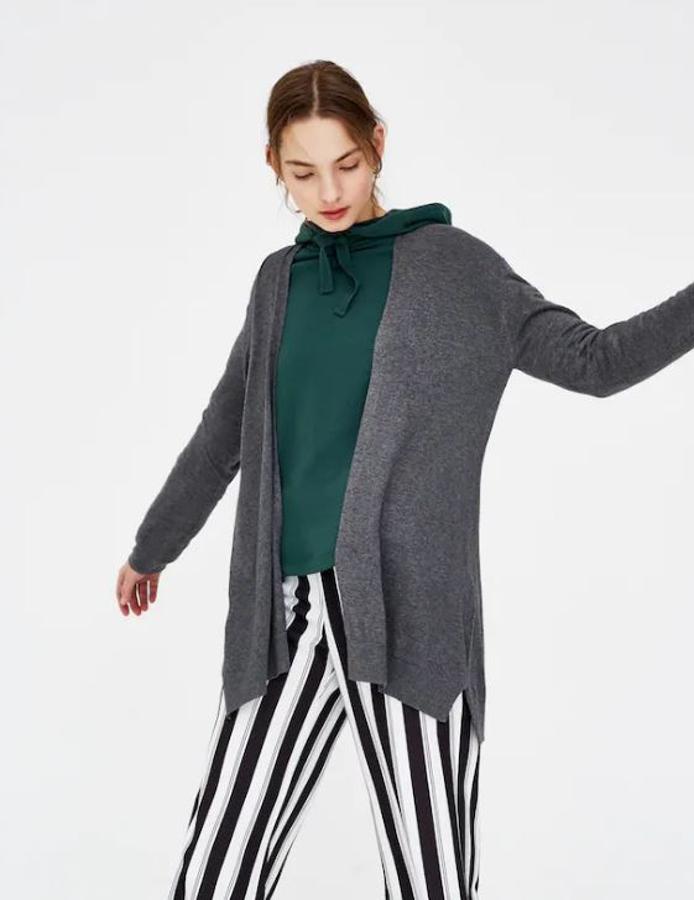 Chaqueta fluida en gris, de largo tres cuartos,  de Pull&Bear  (15,99 euros). Está disponible en varios colores.