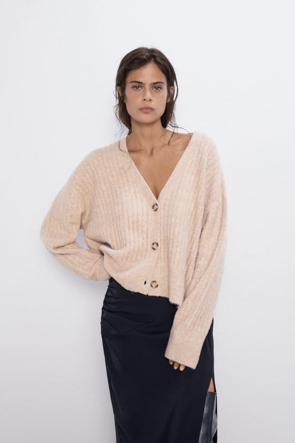 De corte oversize y básico a la vez, este es uno de los modelos que más juego te va a dar. Es de Zara y la tienen en más colores (25,95 euros).