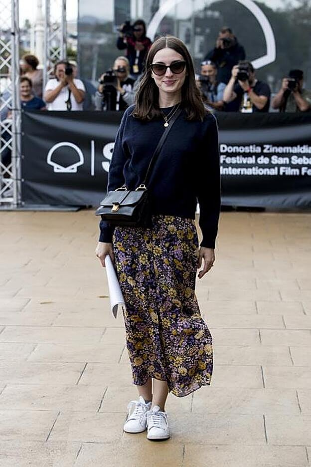 María Valverde optó por un look muy sencillo con falda midi, jersey y sneakers blancas.
