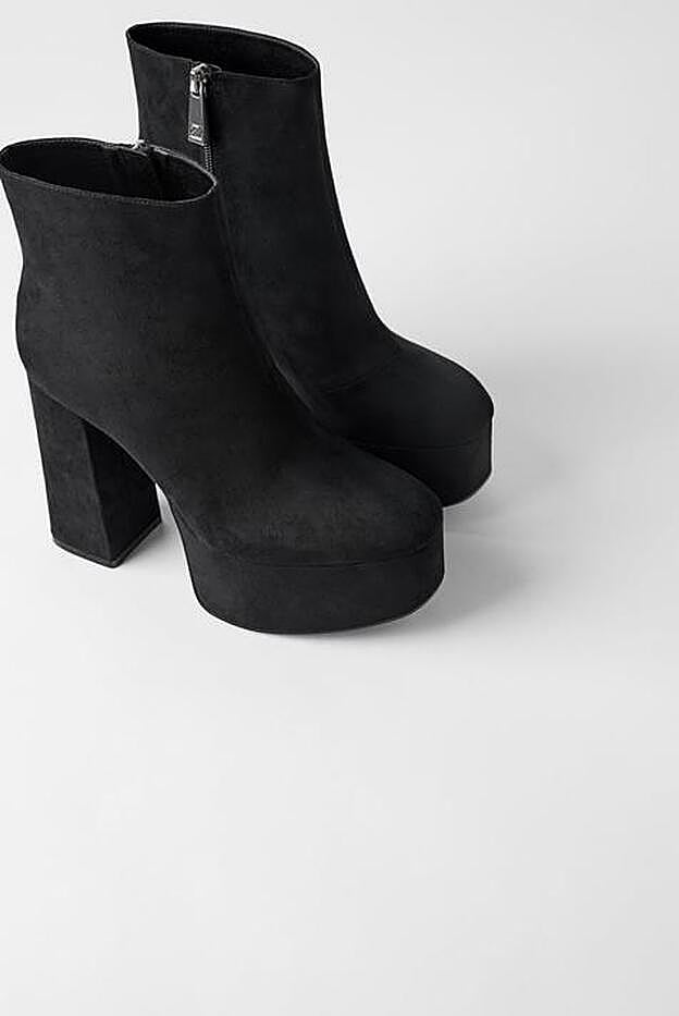 Unos botines de Zara con la plataforma XL que alarga tanto la pierna de Teresa Bass.