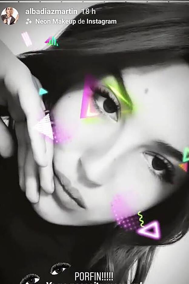 Podría haber dejado atrás su pelo rubio platino por un tono rubio oscuro.