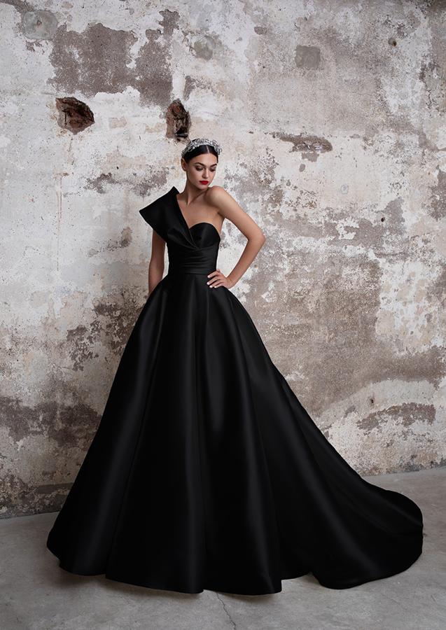 Sí, Ana Guerra eligió un vestido de novia negro (sí, hay vestidos de novia negros). Se trata de l modelo Tourmaline de Pronovias, un impresionante diseño realizado en mikado, con un increíble escote asimétrico y un voluminoso tirante, combinado con una exuberante falda princesa. Eso sí, la cantante aseguró que se lo pondría para una alfombra roja importante, como la de los Goya.