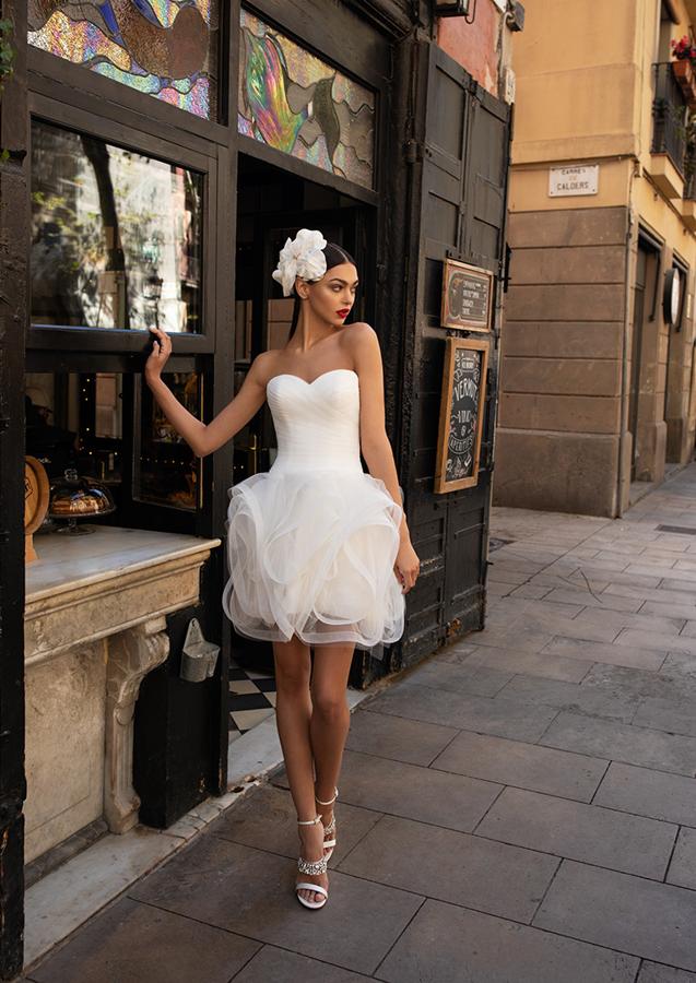 Otro de los vestidos de novia con los que Ana Guerra daría el 'sí, quiero' es el LWD 07 de Pronovias, un sofisticado diseño corto con un original cuerpo drapeado y espectacular falda esculpida con volantes ondulados en distintas capas.