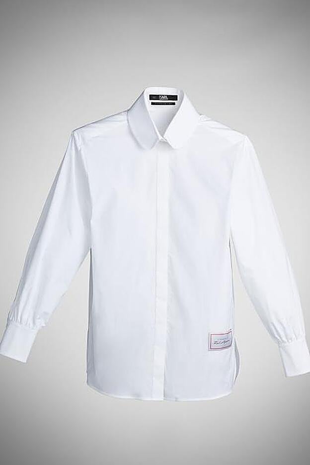 Esta es la camisa blanca que tienen todas las influencers y con la que han homenajeado a Karl Lagerfeld.