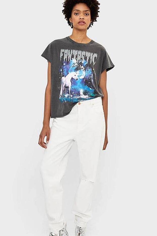 La camiseta con el mensaje 'Fantastic' que lleva Nagore Robles es de Bershka (15,99 euros).