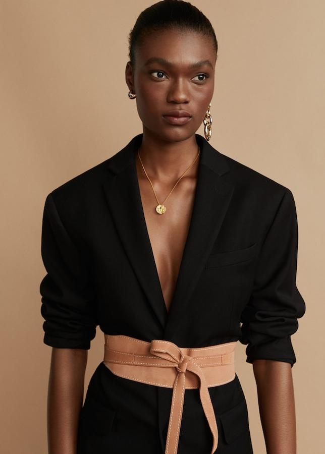 Fajín cien por cien piel, con cierre de lazada y un ancho de 7 centímetros (Mango, 25,99 euros).