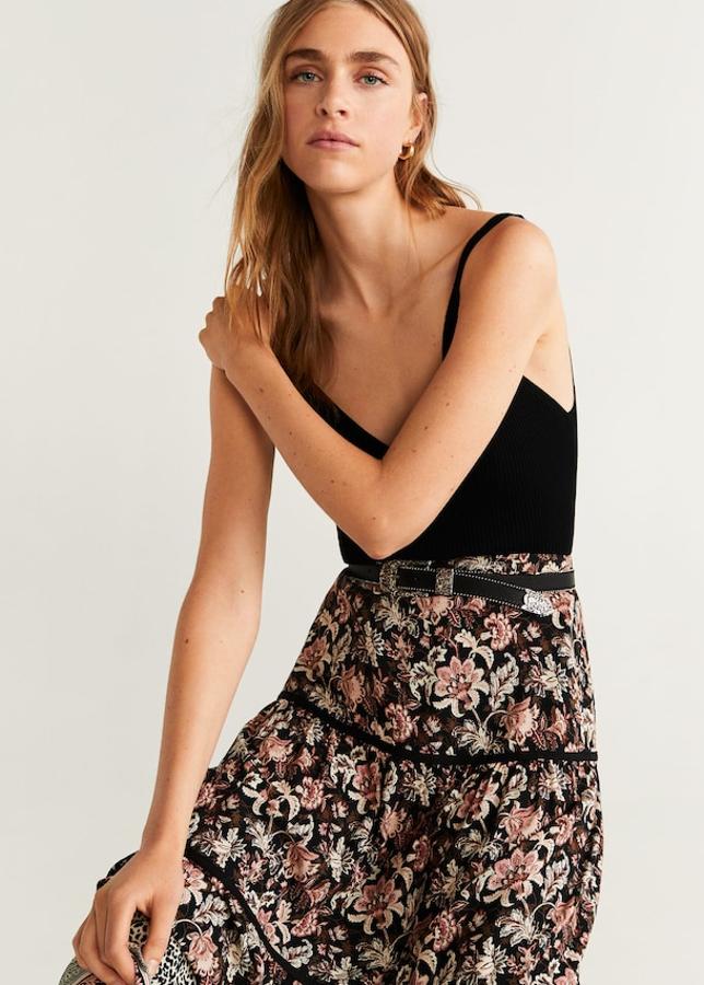 Lleva detalles en relieve y decoraciones típicas del estilo cowboy (Mango, 12,99 euros).