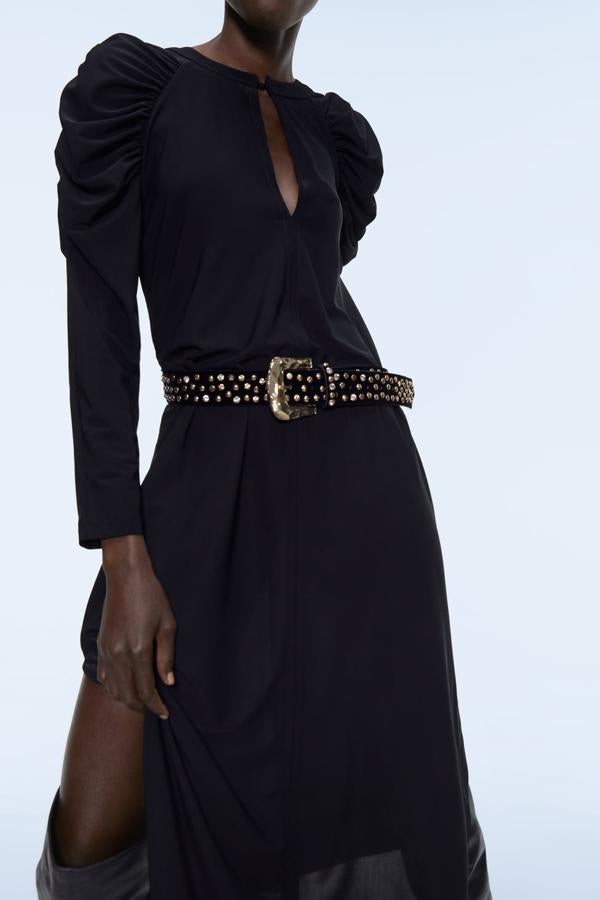 Cinturón de terciopelo con aplicación de brillos y tachas y hebilla metálica (Zara, 19,95 euros).