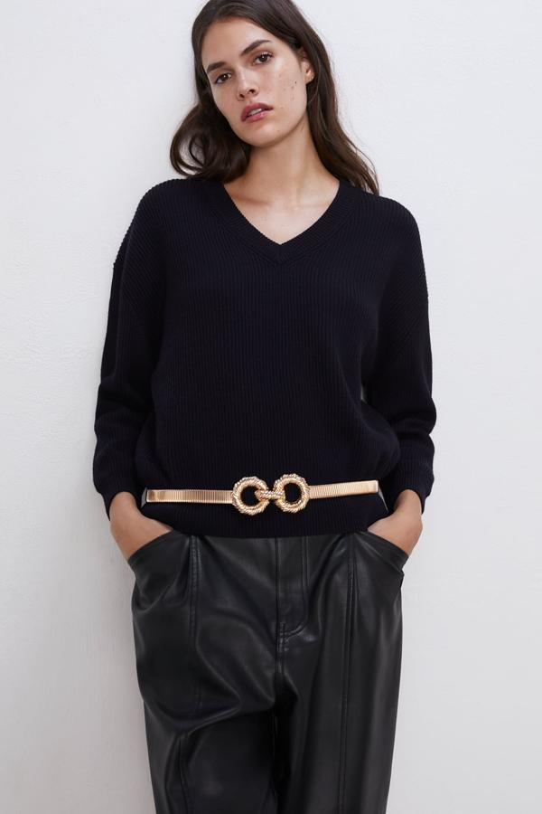 Cinturón metálico y elástico, con cierre tipo gancho (Zara, 15,95 euros).