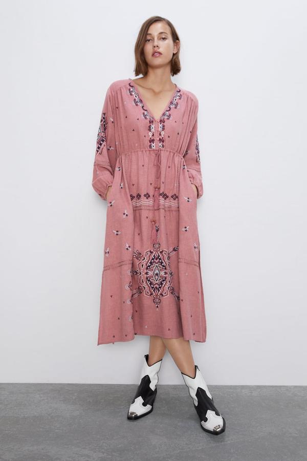 Vestido de escote pico y manga larga, con cintura ajustable con cordón y aplicación de bordados (Zara, 59,95 euros). Botín de tacón de piel de color blanco, con combinación de colores y acabado en punta cuadrada metálica (Zara, 99,95 euros).