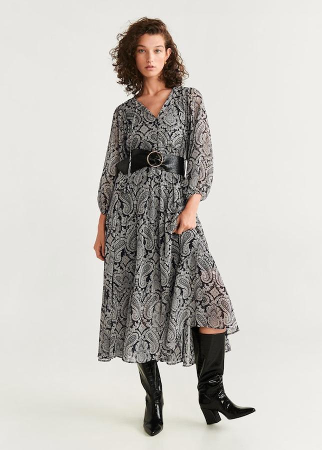 Vestido de largo midi y silueta oversize con estampado paisley, escote de pico y manga larga con puños elásticos. Va forrado (Mango, 69,99 euros). Botas de tacón con efecto piel de cocodrilo (Mango, 49,99 euros).