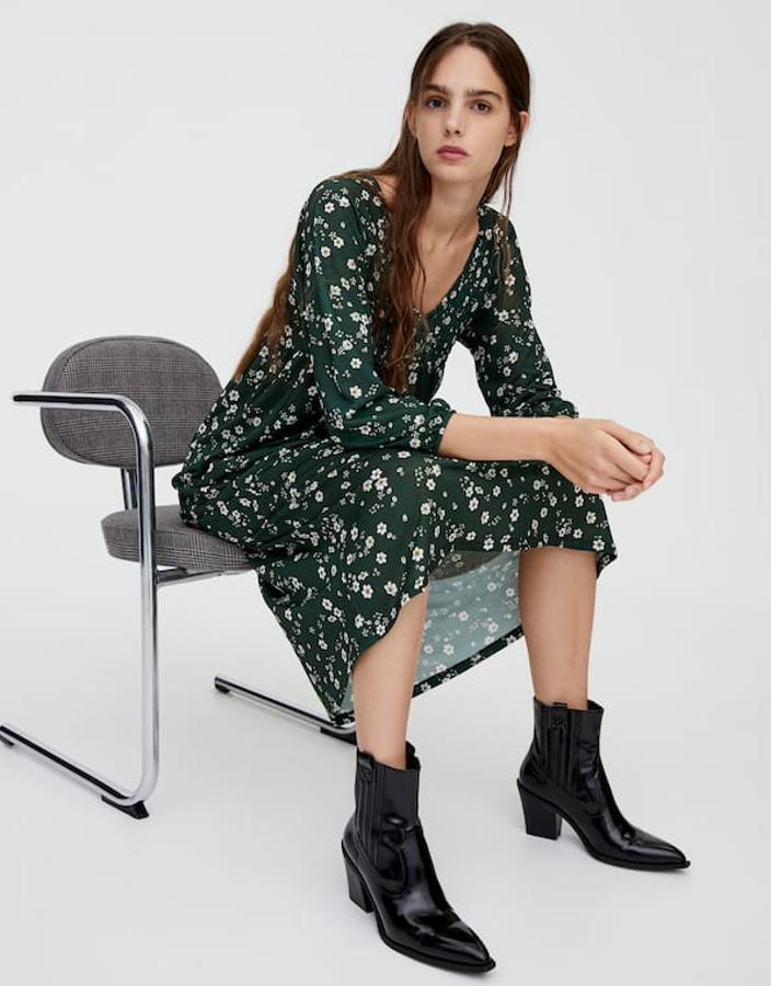 Vestido midi con estampado de flores, goma canilla y volantes en la parte inferior, de manga francesa y escote de pico. Confeccionado en tejido ligeramente elástico (Pull&Bear, 25,99 euros). Botas antik cowboy (Pull&Bear, 39,99 euros).