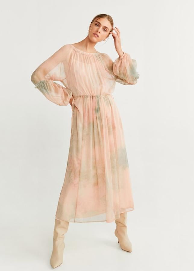 Vestido de gasa estampado de flores de Mango (69,99 euros). Lleva el cuello redondo, la manga larga y un vestido interior. Las botas son de piel, terminadas en punta, y el tacón mide 5 centímetros (Mango, 129,99 euros).